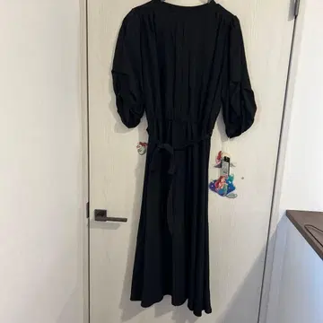 아베일 블랙 반팔 플레어 원피스