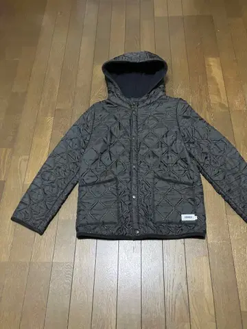 ARMEN 후드 부착 블랙 퀼팅 자켓 (0)