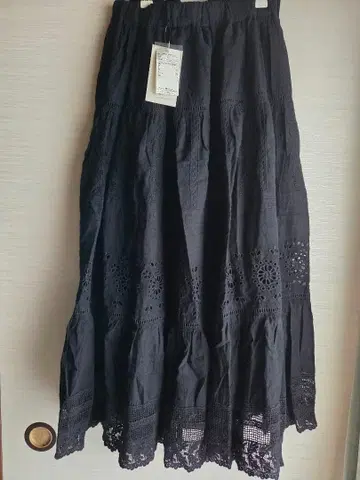 사만사 모스모스 x 카즈미 씨 콜라보. 자수 레이스 첨부 블랙 롱 스커트