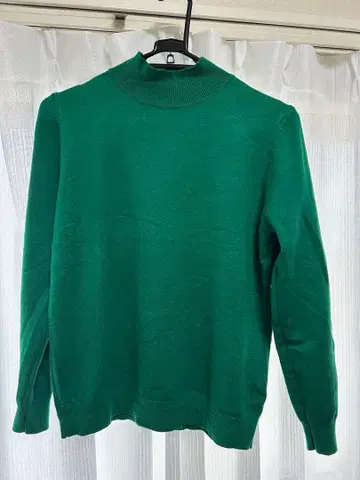 그린 니트 스웨터