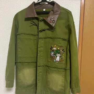 고양이 자수가 들어간 올리브 그린 자켓