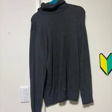 다크 그레이 터틀넥 스웨터