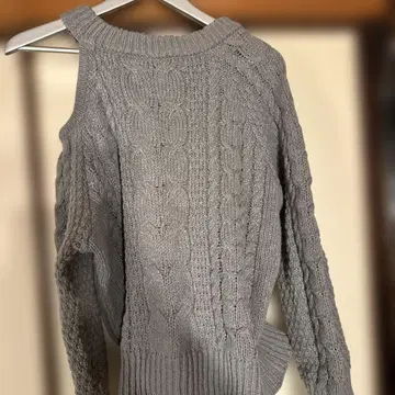 그레이 한쪽 어깨 오픈 숄더 케이블 니트 스웨터