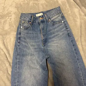 eL Highrise Straight Denim Pants