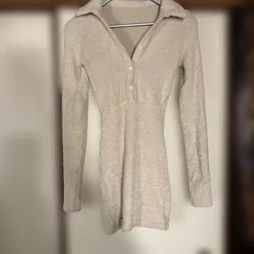 베이지 니트 원피스 긴팔 버튼 포함