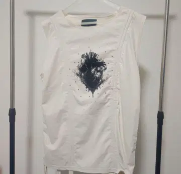 [ GRANCY ] 셔링 디자인 큐빅 그래픽 슬리브리스 T