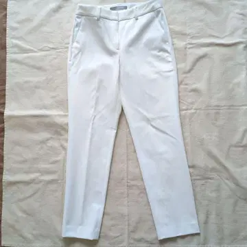 띠어리 럭스 화이트 슬랙스 테이퍼드 SIZE 36