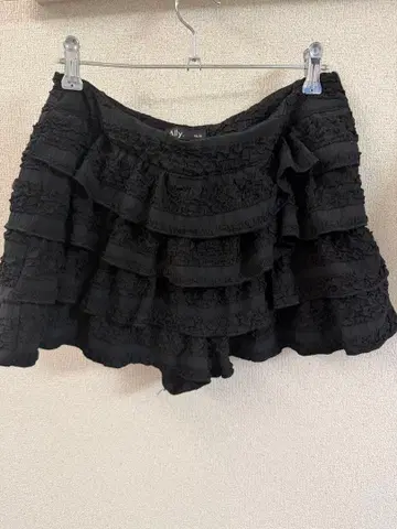 Ally. 프릴 미니 스커트 블랙