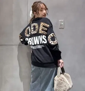 로데오 크라운 애니멀 인조 모피 아플리케 맨투맨 상의 BLACK