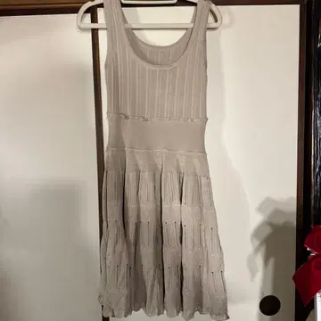 베이지 슬리브리스 니트 원피스