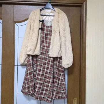 빨간색과 화이트 체크 무늬 원피스와 볼레로