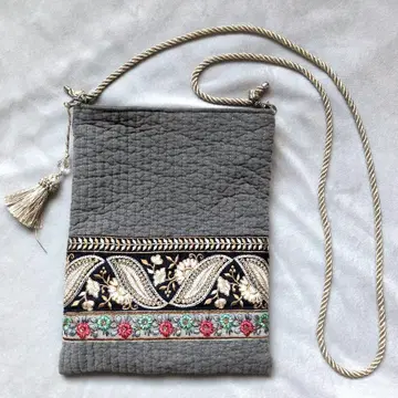 언더파이브 자수 그레이 숄더백 사코슈