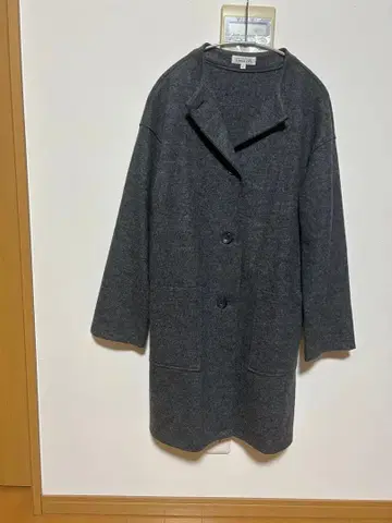 다크 그레이 버튼 달린 롱 코트