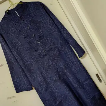 네이비 기하학 패턴 옷깃 장식 핀턱 롱 원피스