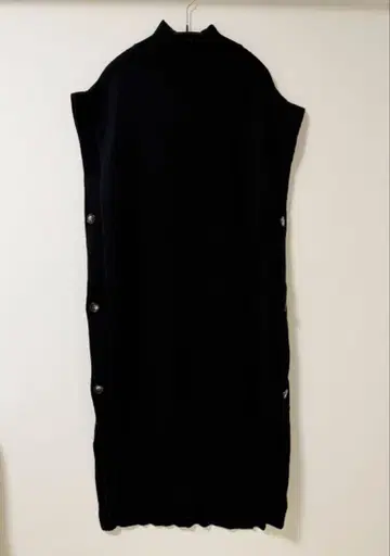 SACRA 블랙 슬리브리스 니트 원피스