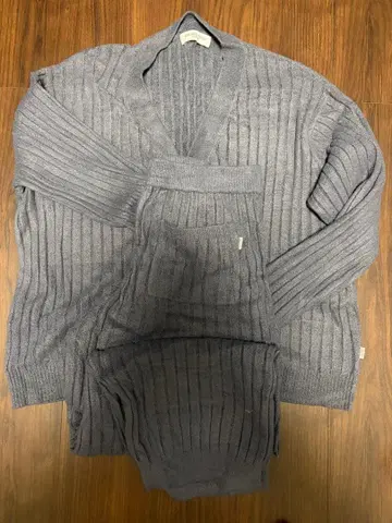 네이비 니트 셋업 젤라피케