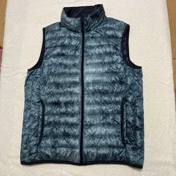 유니클로 울트라 라이트 다운 베스트 데님 패턴 L 사이즈 남성용