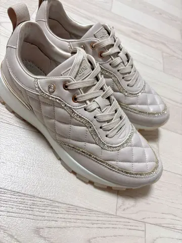 diana 베이지 퀼팅 스니커즈 하자 있음