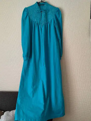 터콰이즈 색 자수 롱 원피스