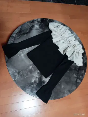 새상품급!! PEACH JOHN 오프숄더 프릴 니트