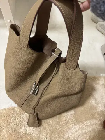 베이지 가죽 핸드백