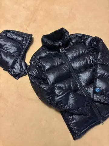 블랙 다운 자켓 탈부착 가능 후드 부착