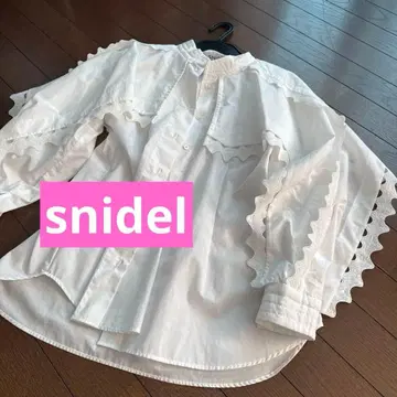 스나이델 화이트 레이스 디테일 셔츠