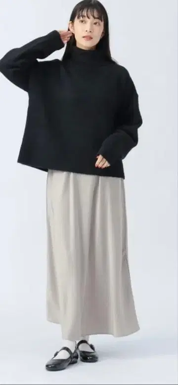 BEAMS HEART 터틀넥 니트 x 새틴 스커트