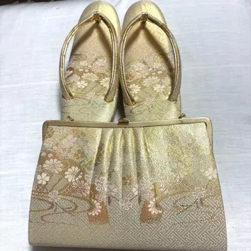 국화와 벚꽃 무늬 골드 일본 의류 신발과 백 세트