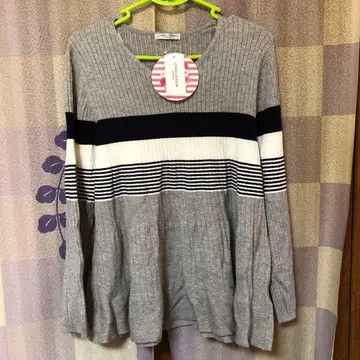 택 포함 새상품 리브 V넥 밑단 하늘하늘 티셔츠