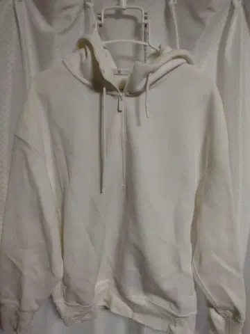 유니클로 +J 하프 지퍼 화이트