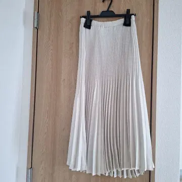 green label relaxing 화이트 플리츠 롱 스커트