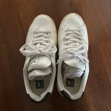 VEJA 화이트 가죽 스니커즈