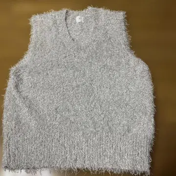 실버 V넥 라메 슬리브리스 니트 베스트