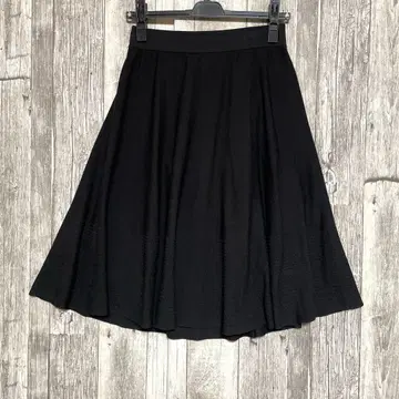투 비 시크 [새상품급] 블랙 플레어 스커트 무릎 기장 M