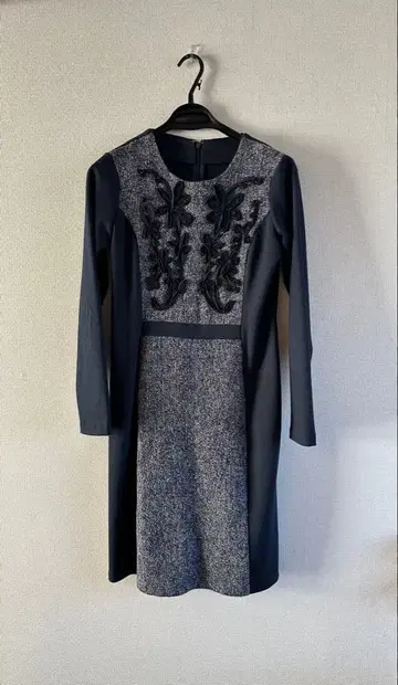 네이비 꽃무늬 리본 스티치 긴팔 무릎 아래 원피스 9호