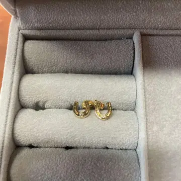 말굽 모양 골드 귀걸이