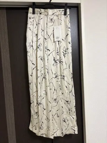 [미사용 새상품 택 포함] 미라 오웬 뒷밴딩 사이드 파이핑 새틴 팬츠