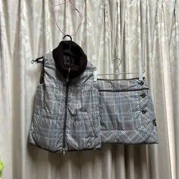 브라운 체크 무늬 베스트와 스커트 셋업
