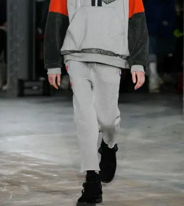 파세타즘 페이스 맨투맨 팬츠