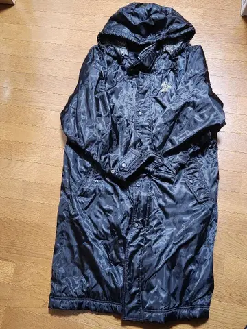 Da Hui 다후이 빅 로고 자수 보아 벤치 코트 블랙