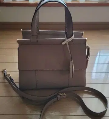 베이지 핸드백 탈부착 가능 숄더 포함. 중고품