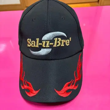 미사용 Sal-u-Bre' 블랙 캡 불꽃 자수