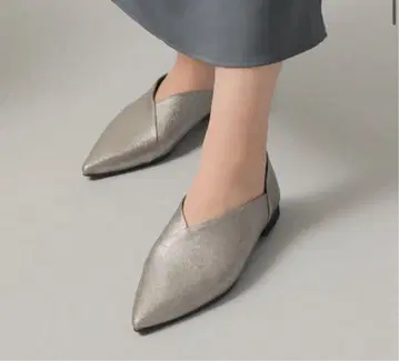 [ 주말 한정 가격 ] Kana 스틸레토 V컷 로우힐 펌프스