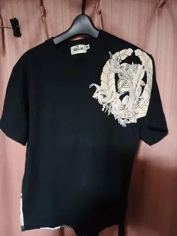 카라쿠리타마시 초기 일본풍 패턴 골드 봉황 자수 블랙 T셔츠