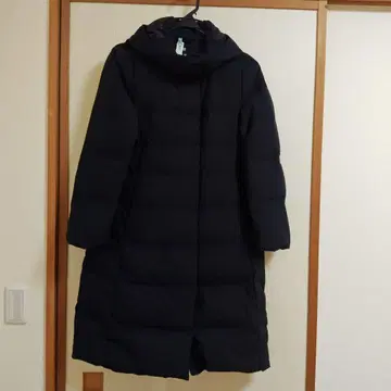 유니클로 심리스 롱 다운 M 사이즈