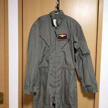 올리브 그린 작업복