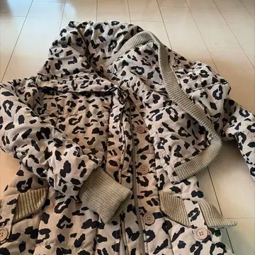 레오파드 무늬 후드 부착 다운 베스트