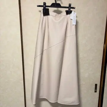 SUGER ROSE 새상품 베이지 플레어 스커트 합성 피혁