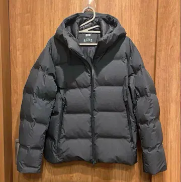 새상품급 UNIQLO 심리스 다운 파카 3D 다크 그레이 23년